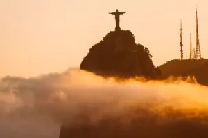 Silhueta do Cristo ao Amanhecer