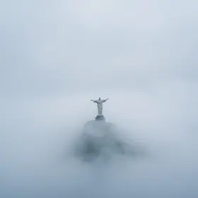 Cristo Redentor sobre mar de nuvens
