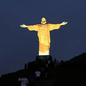 Cristo Redentor homenageia vítimas de terremotos na Venezuela
