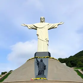 Cristo Redentor homenageia vítimas de terremotos na Venezuela
