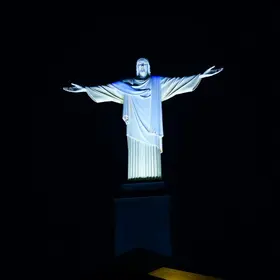 Cristo Redentor iluminado em azul