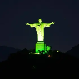 Cristo Redentor iluminado em verde