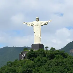 Cristo que vigia uma cidade de 15 mil moradores no Vale do Rio Doce