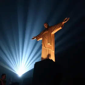 LATAM ilumina Cristo Redentor