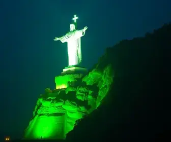 Cristo Redentor iluminado em verde